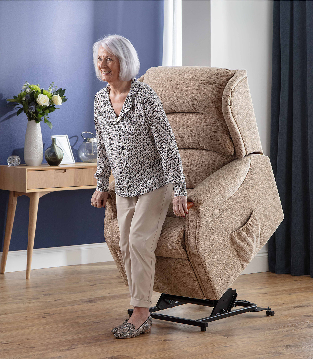 Celebrity Westbury Fabric Single Motor Rise And Recliner Armchair With Mammoth Foam VAT FREE