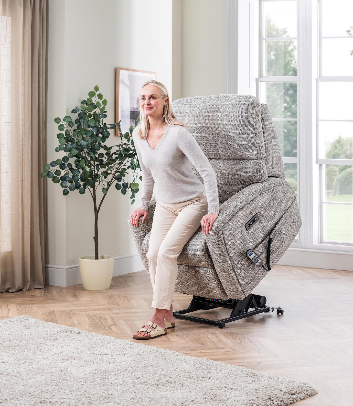 Celebrity Southwell Single Motor Rise And Recliner Fabric Armchair With Mammoth Foam VAT FREE